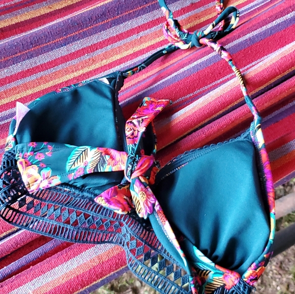 M - Exhilaration Bikini Top - Picture 5 of 9